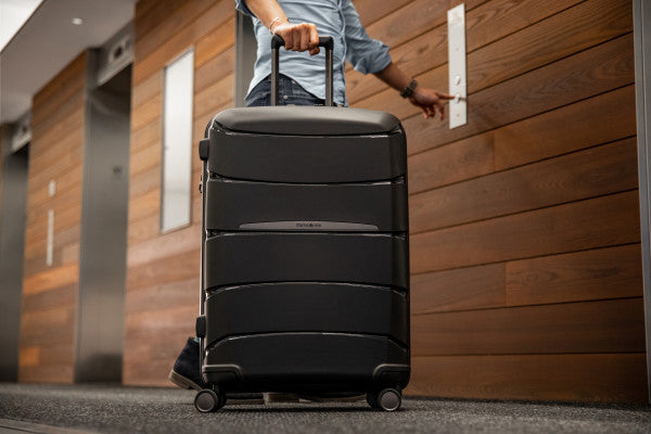 Samsonite Outline Pro Carry-on Spinner , , hzllvbg2ovkkdceinbj1